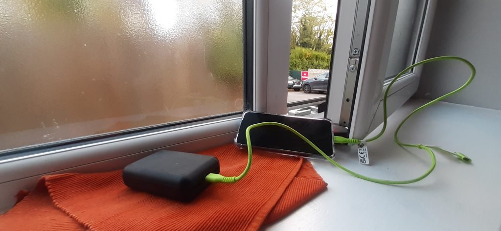 Zero Signal Reception
The thick double glazing and insulation materials prevent any mobile signal from entering the room.
To get even minimal signal for essential calls, messages, or basic internet access, I am forced to leave the window open, exposing myself to the cold and the outside world.